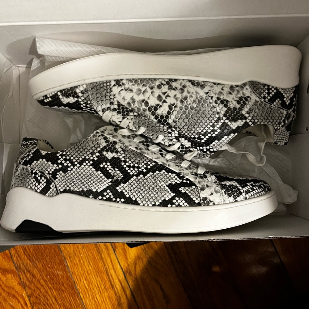 Snake skin casual fashion sneakers size 9.5 mens brand new rare find
